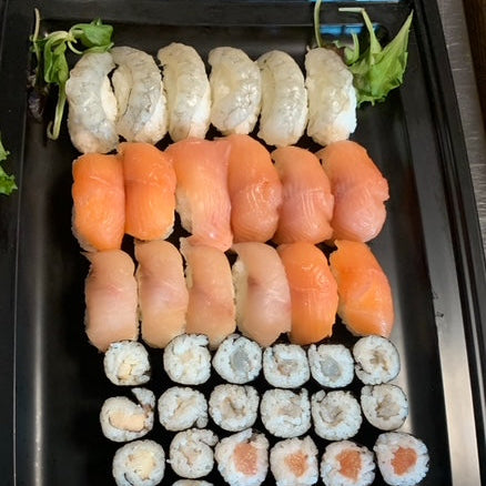 Sushiplatte "Alpenfrische" – 24-26 Stück feinste Genussmomente inkl. Steinplatte zum servieren